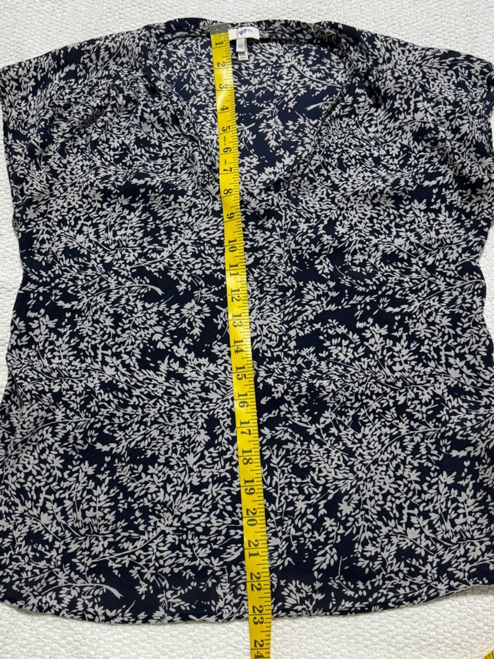 Joie Suela 100% Silk Navy/White Print Cap Sleeve Size S Lightweight Blouse - Picture 10 of 12